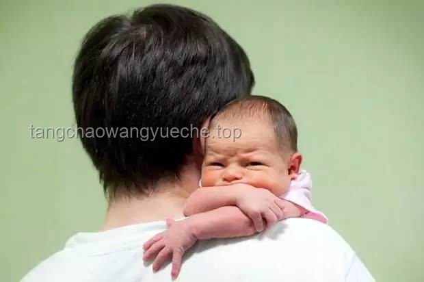 **二胎爸爸白天工作晚上带娃崩溃，患上产后抑郁：带娃爸妈的防与治**